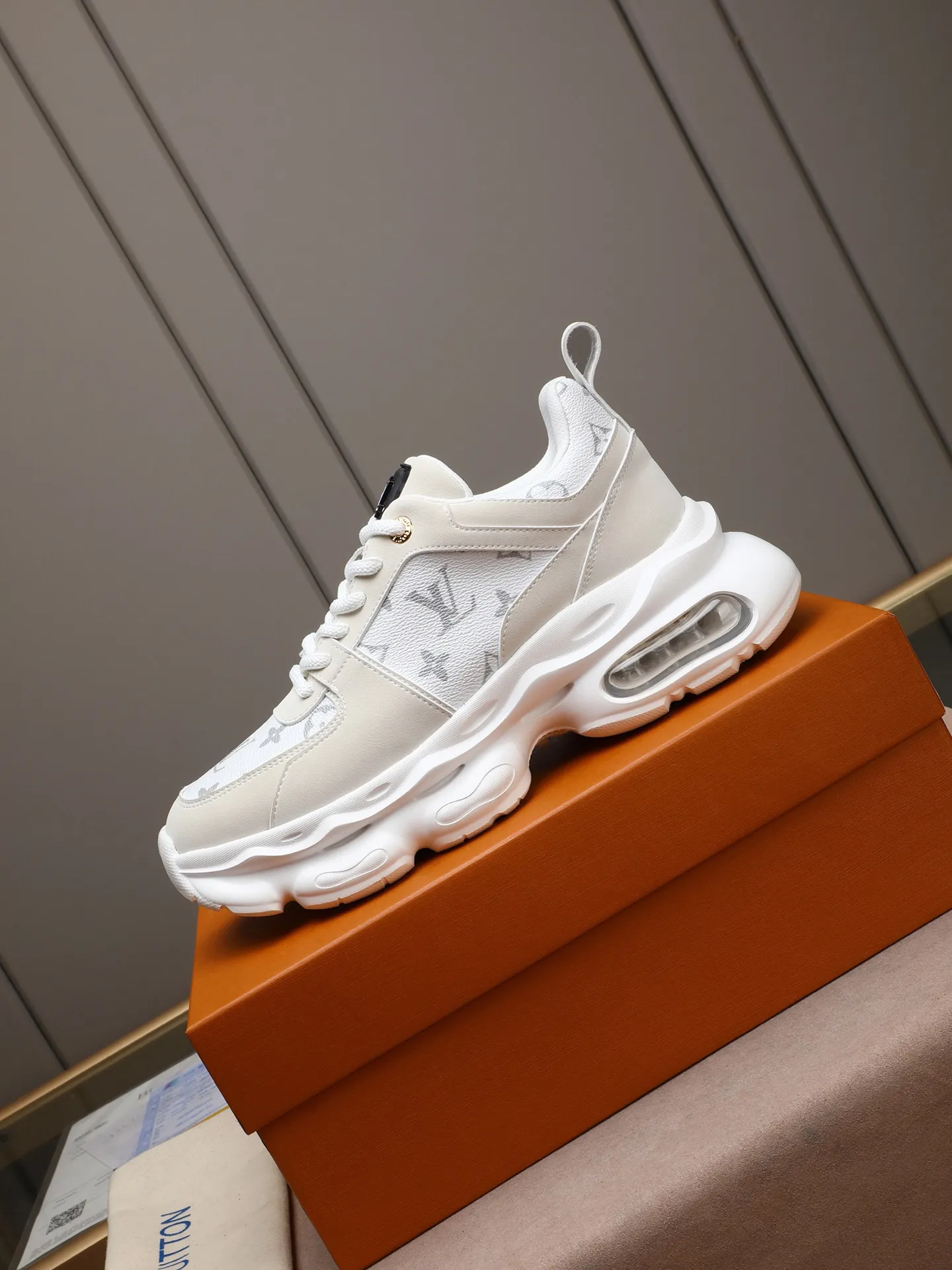 Men's shoes 💰460 [LV] Made of imported L special materials spliced ​​with cowhide and comfortable mesh lining. Private molded foam air cushion outsole, super light and comfortable on the feet! Perfect last shape, generous and fashionable design, 5 colors available! Code number: 38–44 (45 customized